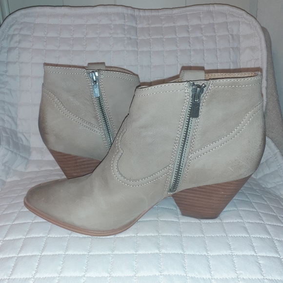 FRYE Women's Sz. 9 Tan Leather Booties EUC' - Picture 3 of 7